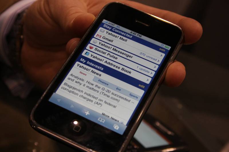 Illustration for article titled New WinMo and iPhone Apps Give You Palm Pre-Like Social Media Synergy